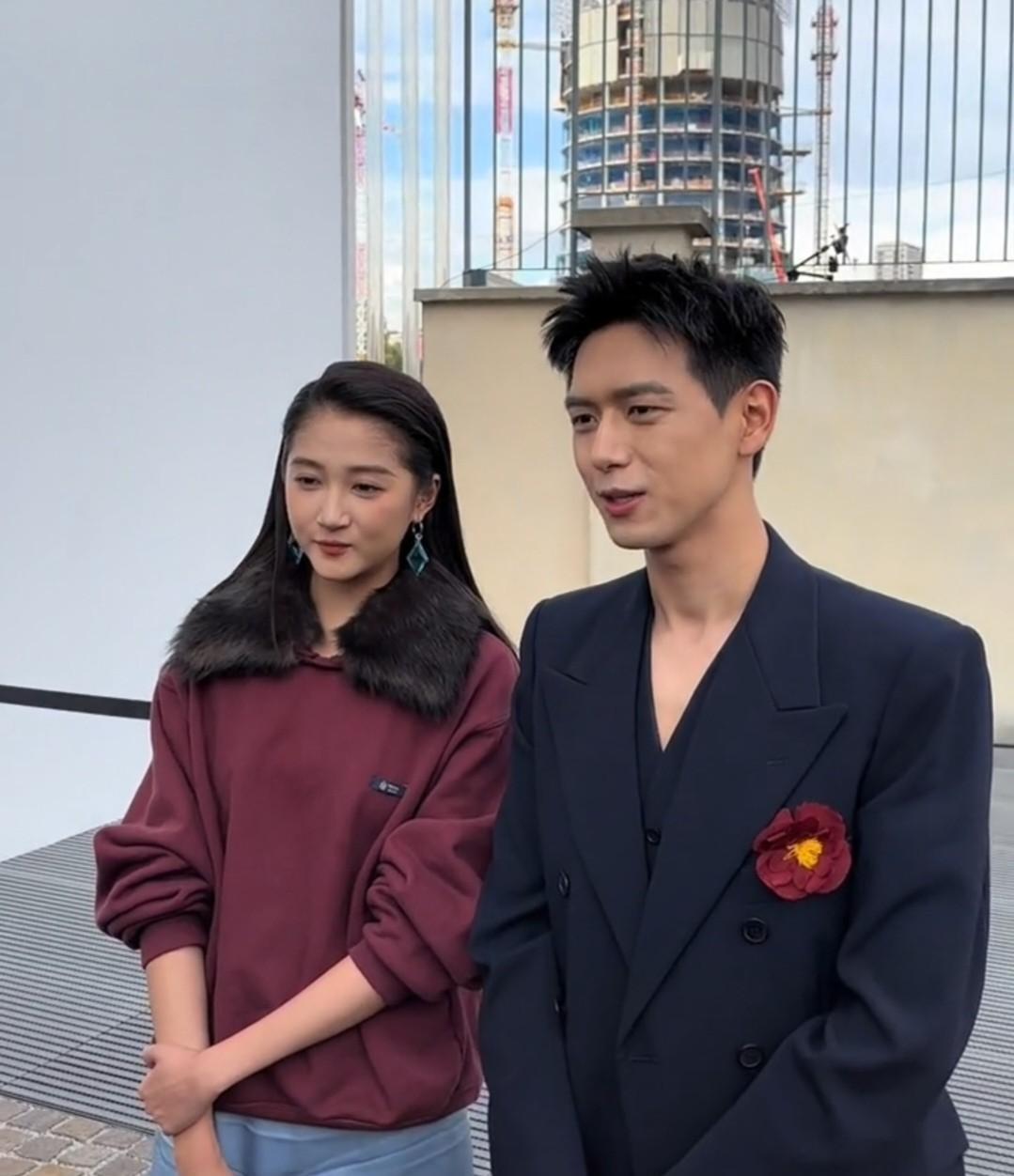 关晓彤，李现同框米兰时装周娃娃脸就是没女人的感觉总是一副小孩子的感觉，但