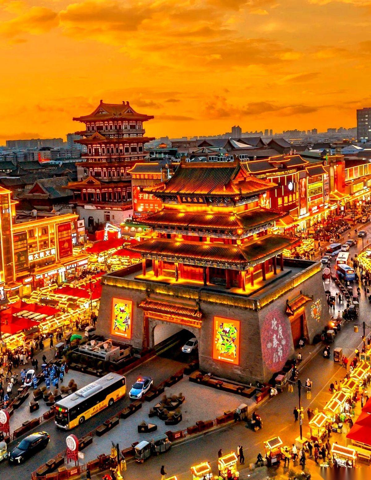 古楼鎏彩拥繁市。就这七个字，我跟你说，绝了。下午在网上看到，一下子就给我干蒙