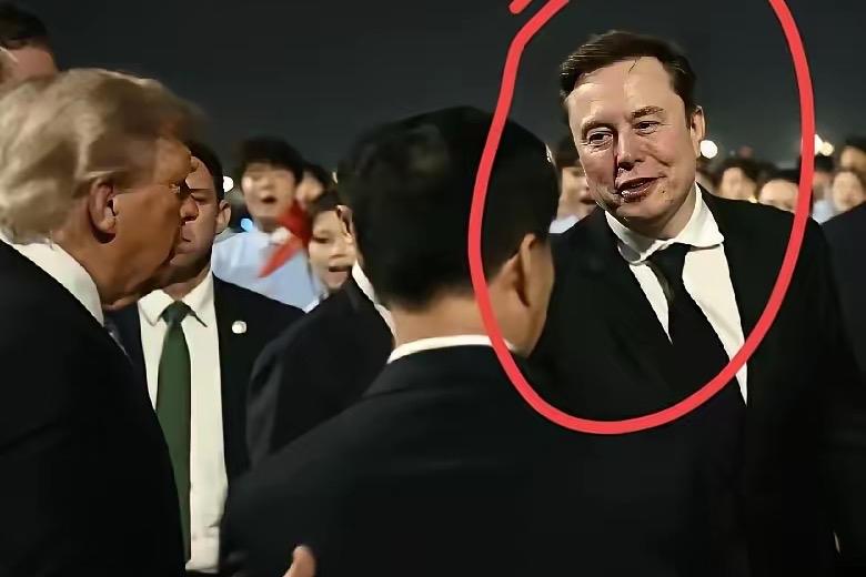 估计来接机的工作人员都有点懵：马斯克，你这是不是走错片场了？按正常规矩来讲，