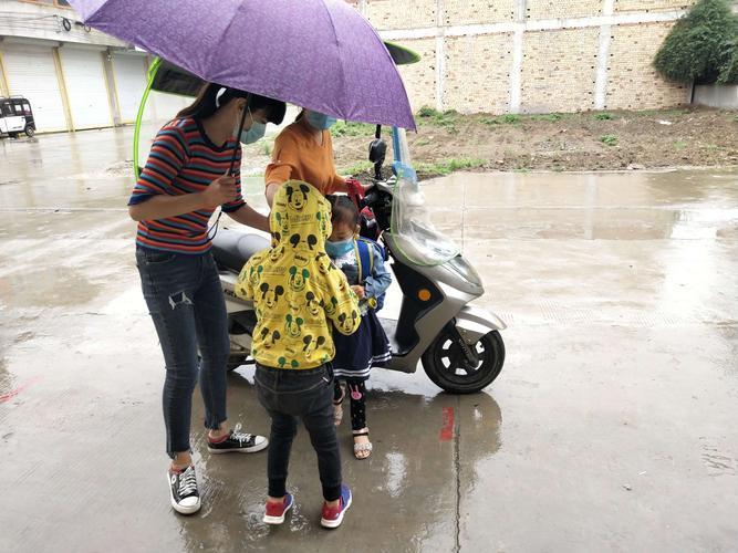 “扎心了！”昨天大雨，学校门口全是私家车，就一位妈妈骑电动车来接娃。结果女