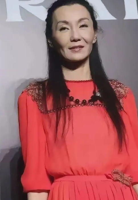 天呐，老的一脸苦相，都快认不出来了，脸部松弛，苹果肌下垂，你认出她是谁了吗？