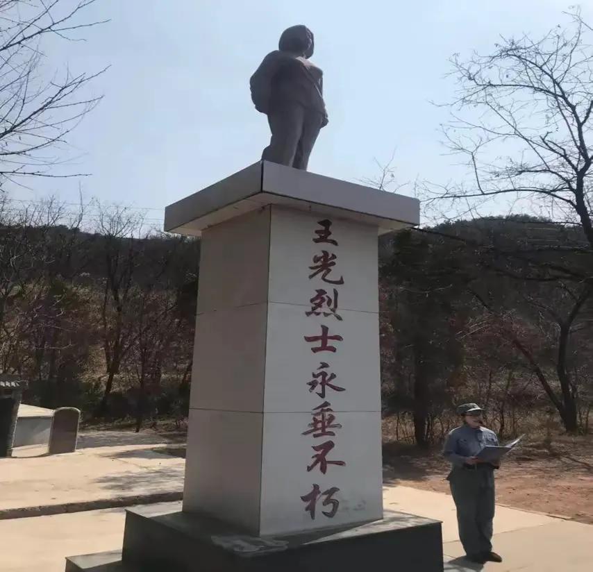 1943年，王光被日军动用酷刑，后被残忍杀害。天亮后，村民匆忙赶来为她收尸。突然