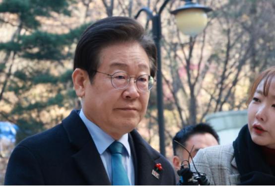 韩国政坛真的要变天了？谁能想到，刚刚坐稳总统宝座的李在明，竟然在自己家里被人“背