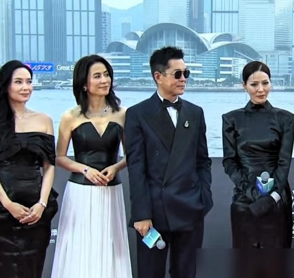 这哪是走红毯，这简直就是婚礼答谢宴现场。宣萱一身白裙，侧身过去，手指轻轻帮他