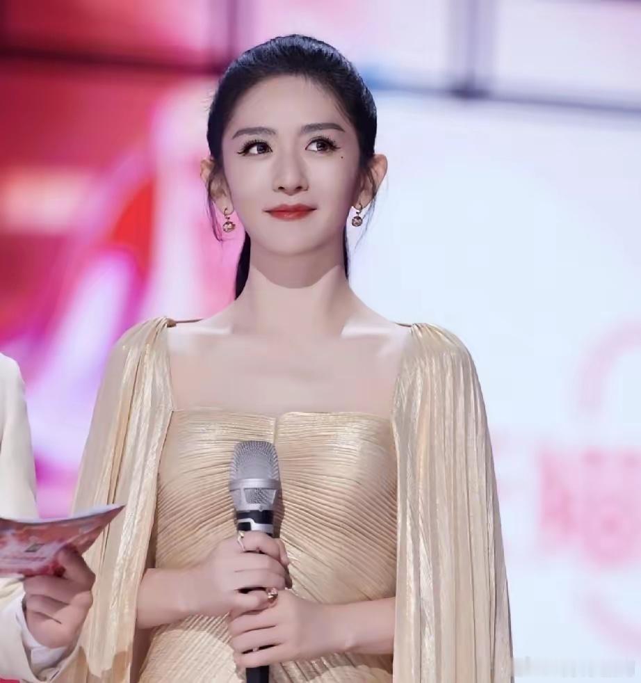 我问我老婆谢娜开巡演为什么受到抵制？我老婆白了我一眼，然后轻飘飘的说道，大家都在