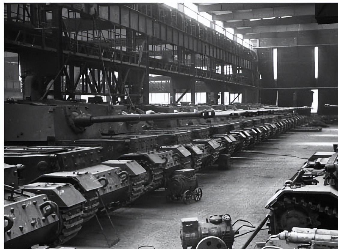 德国汽车工业再次转向军工轨道德国试图通过将汽车生产转向武器与军事装备生产，摆