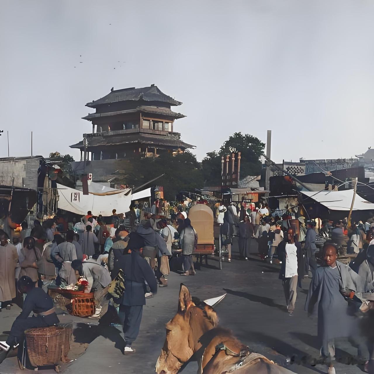 光绪三十三年（1907）深秋，德胜门内大街的青石板路泛着油亮的包浆。这座始建于明