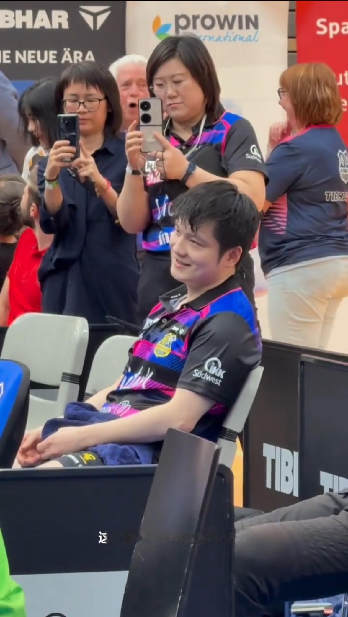 东东笑的好开心，很惬意的躺着，东东知道旁边有两个姐姐对着他拍吗好温暖的团队，感