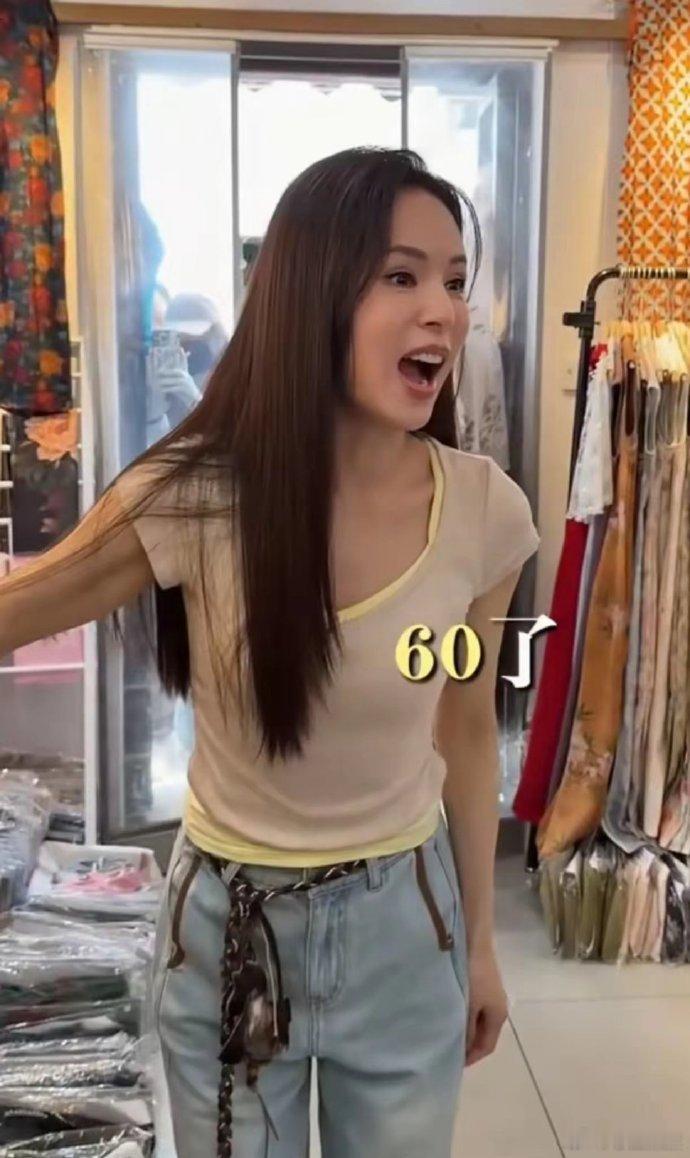 李若彤60岁，旁边大姐56岁，看着像两代人，保养的好就是年轻。