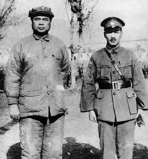 冯玉祥晚年在美国流亡时，有人问他：“您和蒋介石结拜过兄弟，您觉得他到底是个什么人