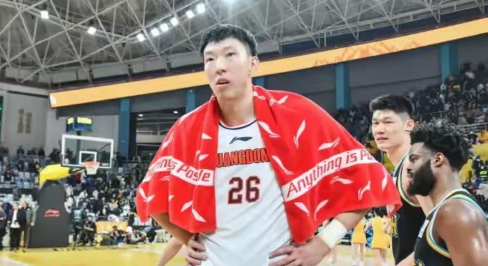 有广东球迷发文称，广东宏远从建队以来做了一件最不靠谱的事，就是把周琦从新疆男篮签