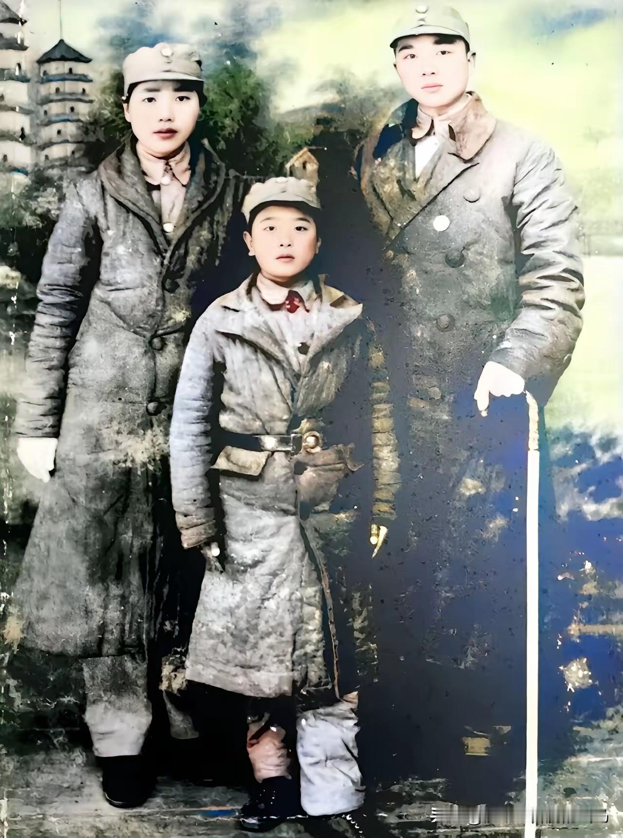 这是1938年12月25日，江西南昌洪都三人身穿军装在南昌会战前夕来到照相馆合影