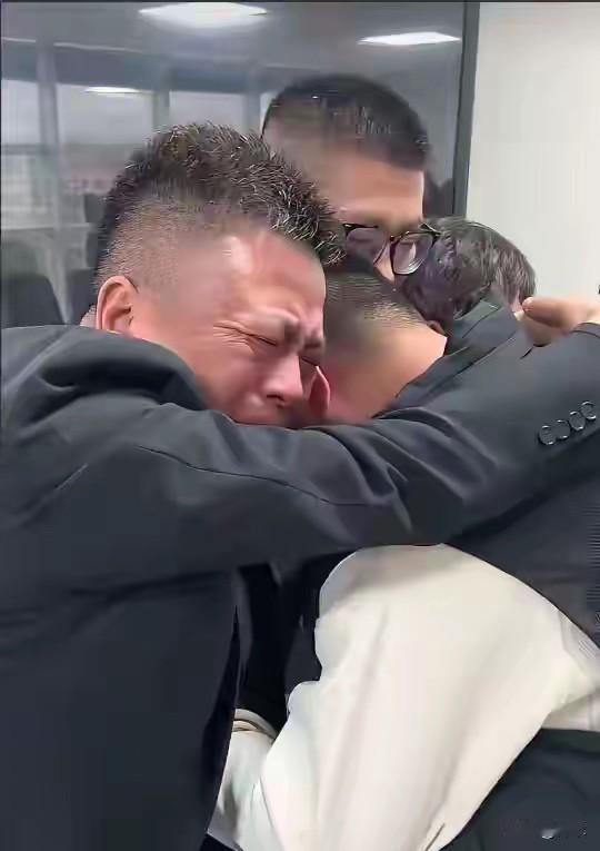 认亲仅10天，弟弟对哥哥的嫌弃一点都不掩饰了，直接直播炮轰。有些亲情回不去了不要