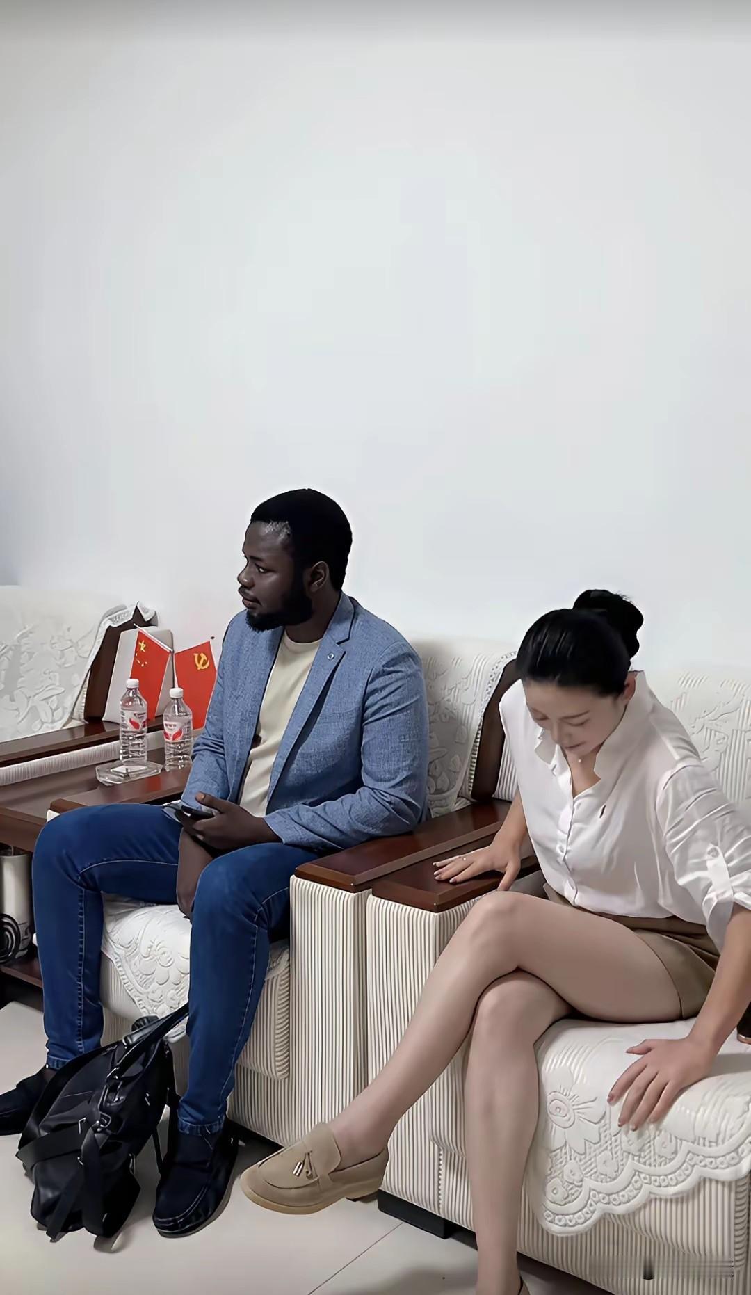 美女小心翼翼的并排而坐，开心的笑容无法掩饰。黑大哥反而爱搭不理。真想不明白，与