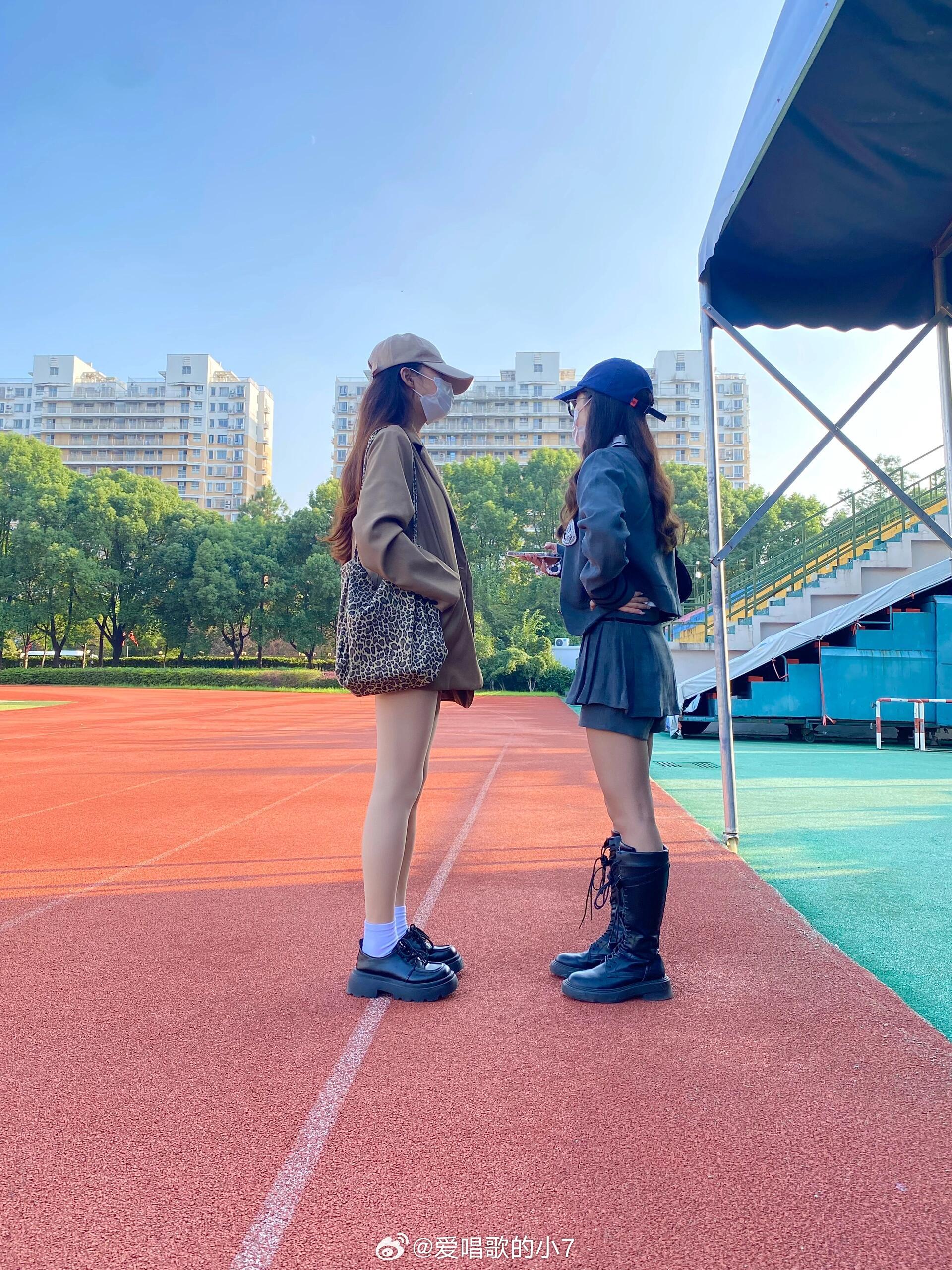 大学里这样穿会显得很廉价嘛跟室友精心打扮打算出门拍照来着，穿的都是网上很流行的光