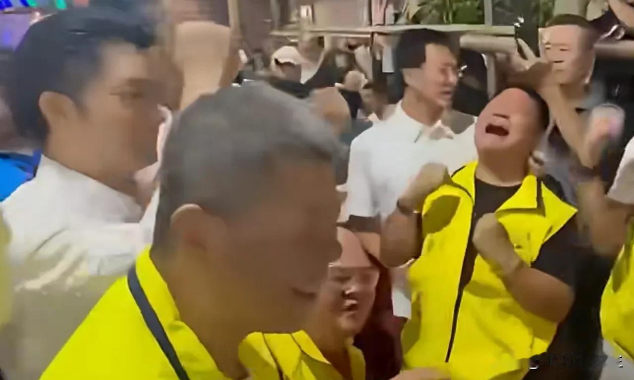 台北市长蒋万安、民进党台北市长参选人沈伯洋同台出席公开活动，现场人气差距一目了然