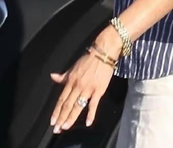 对珠宝的“展示”，梅根是真的执着呀！梅根是真的很能折腾，她的团队应该也无语，为