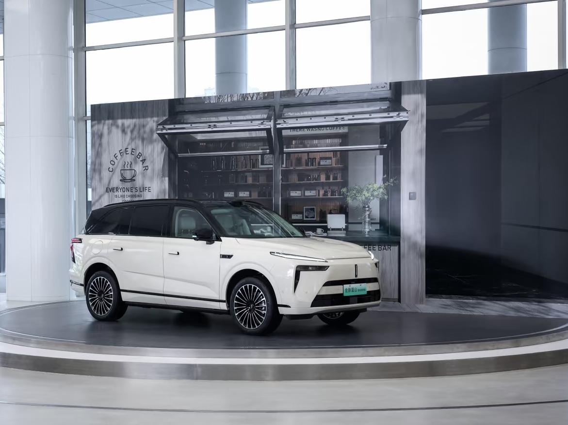 蓝山8月销量2736辆，蓝山9月销量3018辆，蓝山10月销量2402