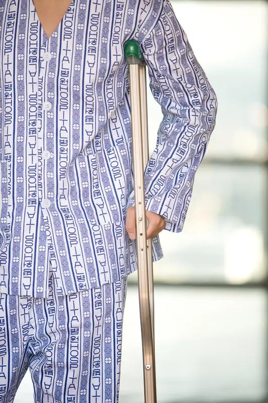 这起事件的核心矛盾点在于医院对“失误”与“事故”定义的规避，以及极其悬殊的赔偿金