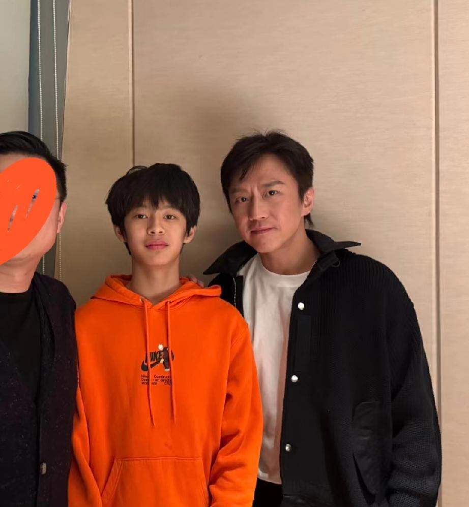邓超带儿子等等参加聚会，父子俩正面同框合照真的很养眼呢，15岁的等等也是集父母优