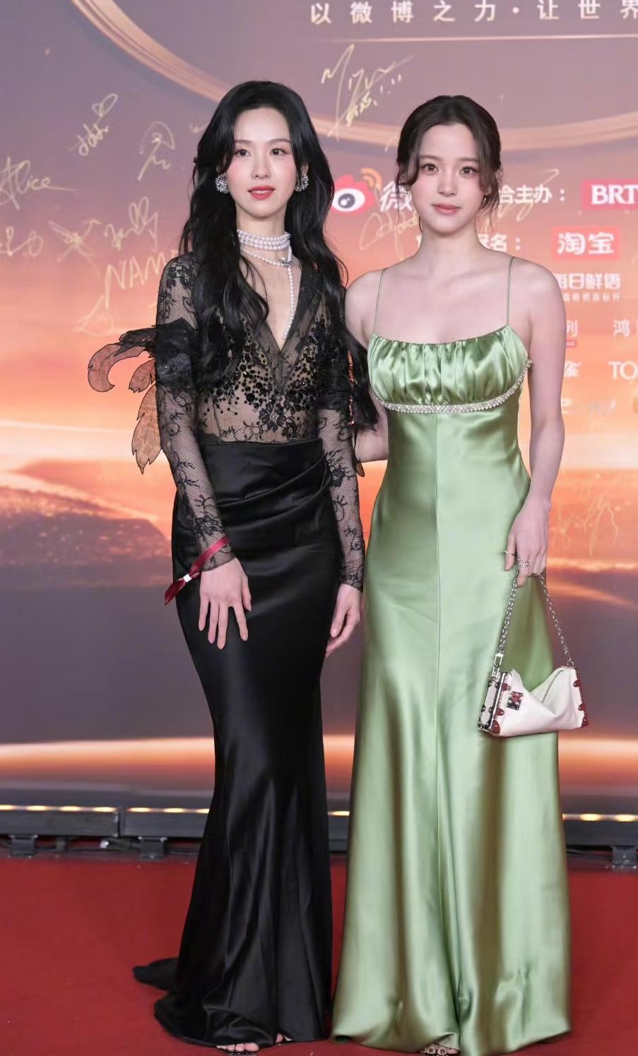 欧阳娜娜长大了欧阳娜娜陈都灵2选一你选择哪个。25岁的欧阳娜娜性感又纯欲VS