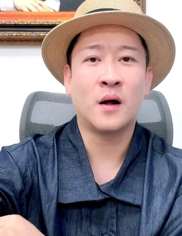 你说这郭德纲该不该琢磨琢磨？今儿张伯鑫的媳妇在直播里甩出来，真不轻：“啥样的角儿
