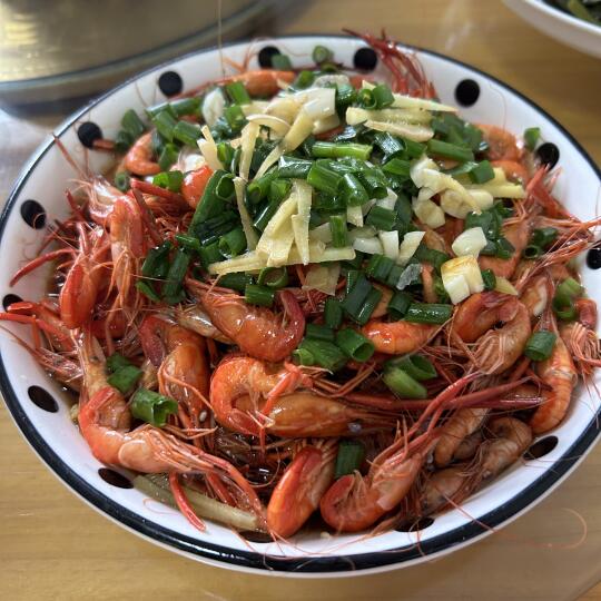 黄山景好人少 挖的笋子好好吃 走地鸡有鸡香味 摸了几小时的河虾  大概...