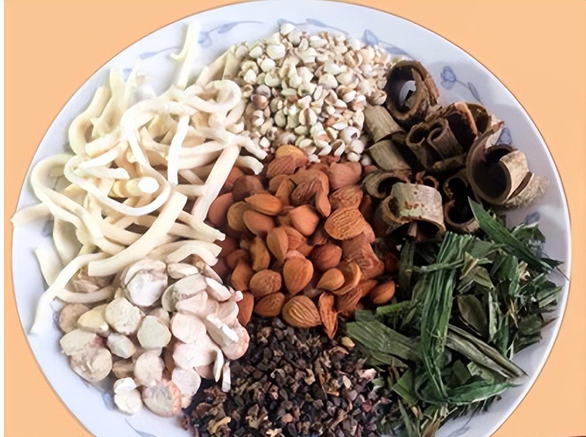 当身体有这3个症状，表明湿热很重，1个中成药，排出全身湿热 现在正是湿热最盛