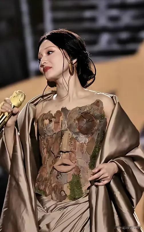 是不是人老了眼光也变差了要不怎么欣赏不来这身装扮呢张韶涵给人的感觉应该