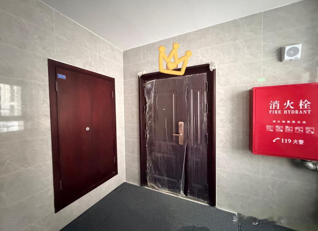 天塌了，一梯两户。谁家进门左边管道井，右边消防栓啊，想看看大家都是怎么解决的？