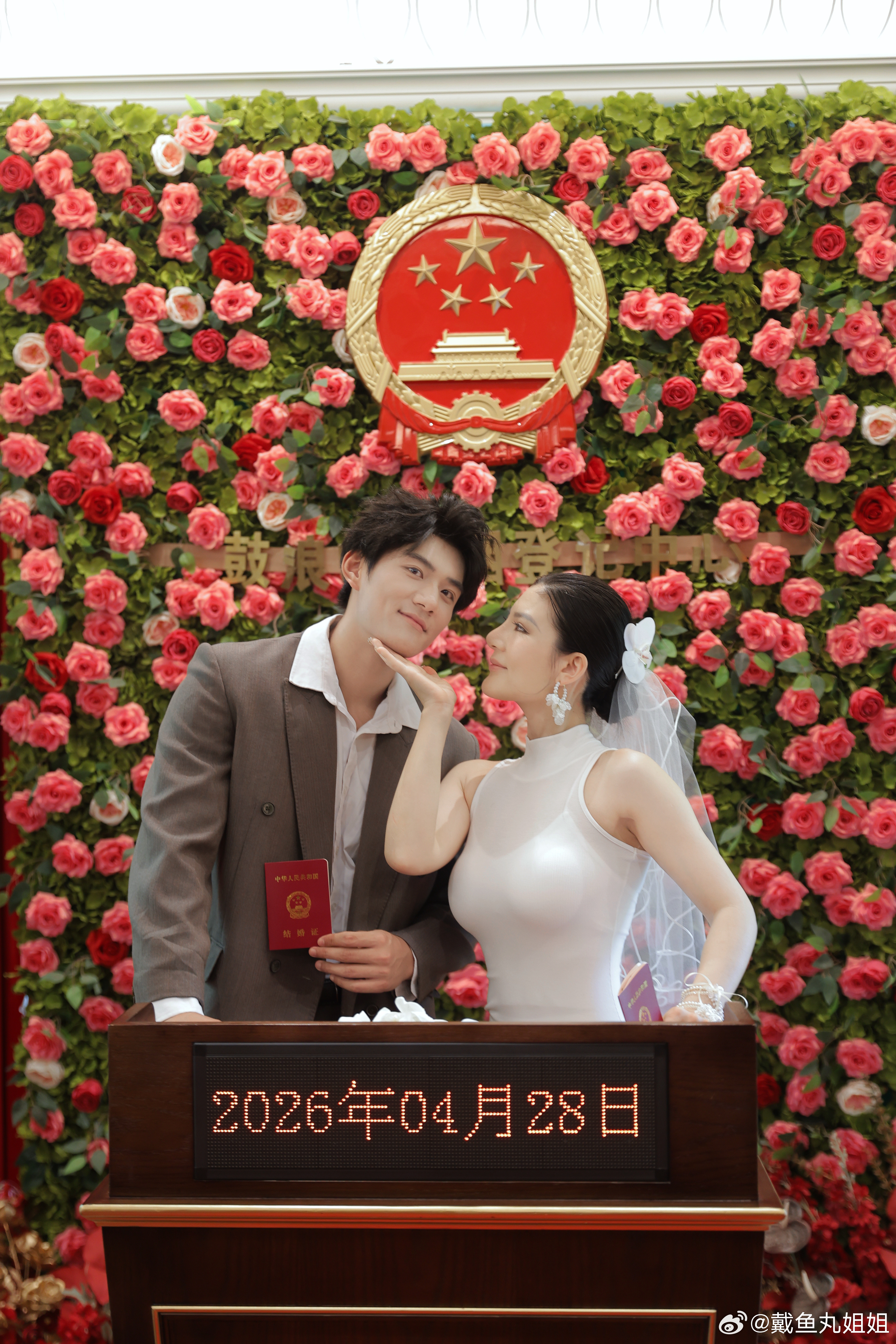 今天翻看摄影师网盘里的原图和花絮，不用修图调色就已经好好看了，女摄影师果然是捕捉