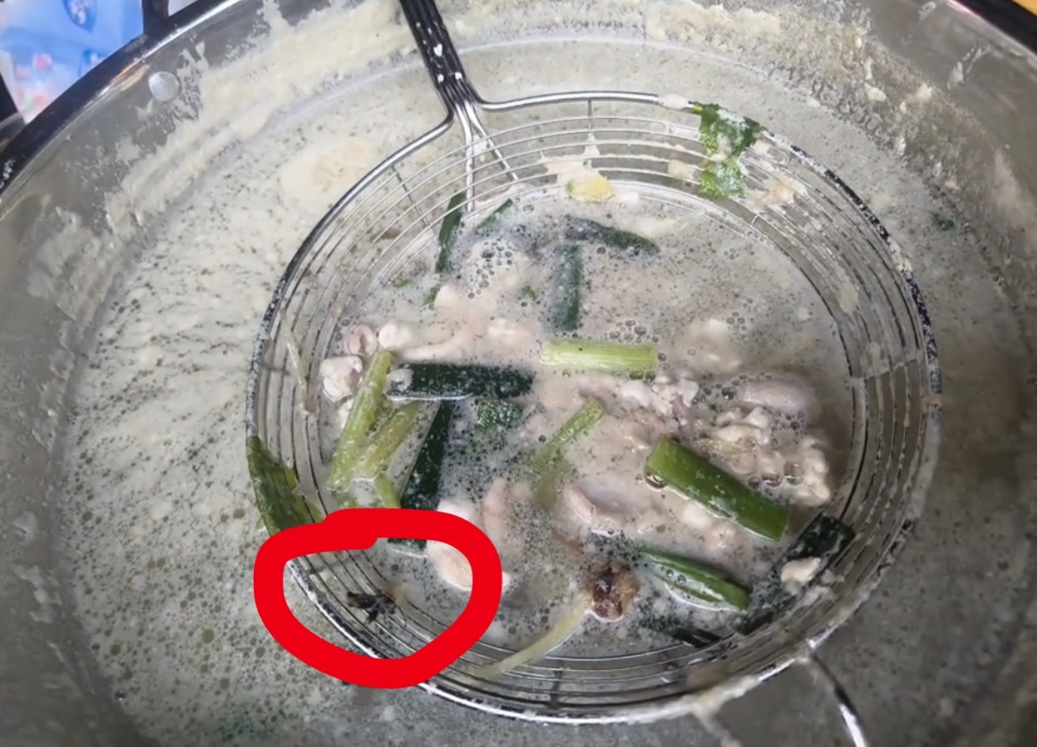 【玉林某商场附近门店吃猪料火锅吃出虫子】6月1日凌晨，网友爆料称：玉林市某商场附