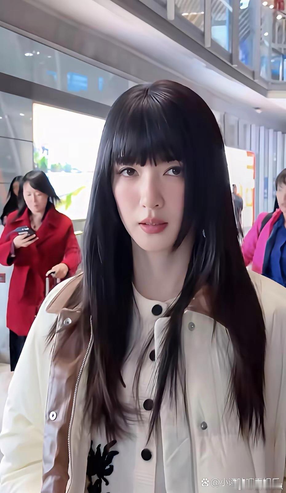 这居然是江疏影？新发型也太有迷惑性了，看着撞脸好几位，辨识度瞬间拉低～