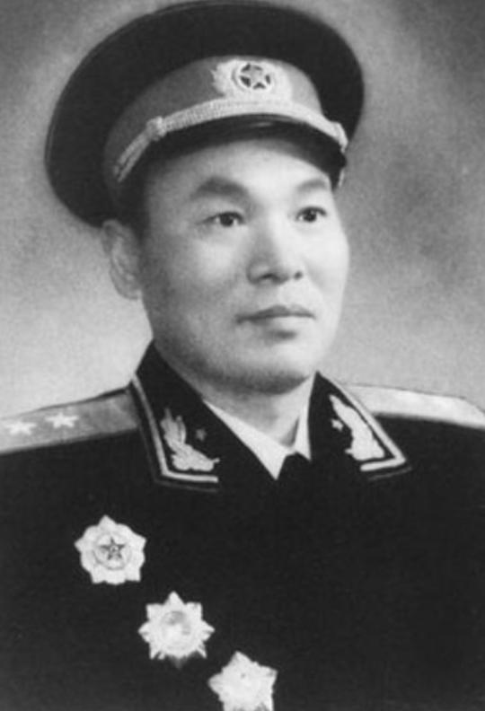 1981年，67岁的开国中将陈先瑞被强制离休，百战名将韩先楚找上门，说：“我这里