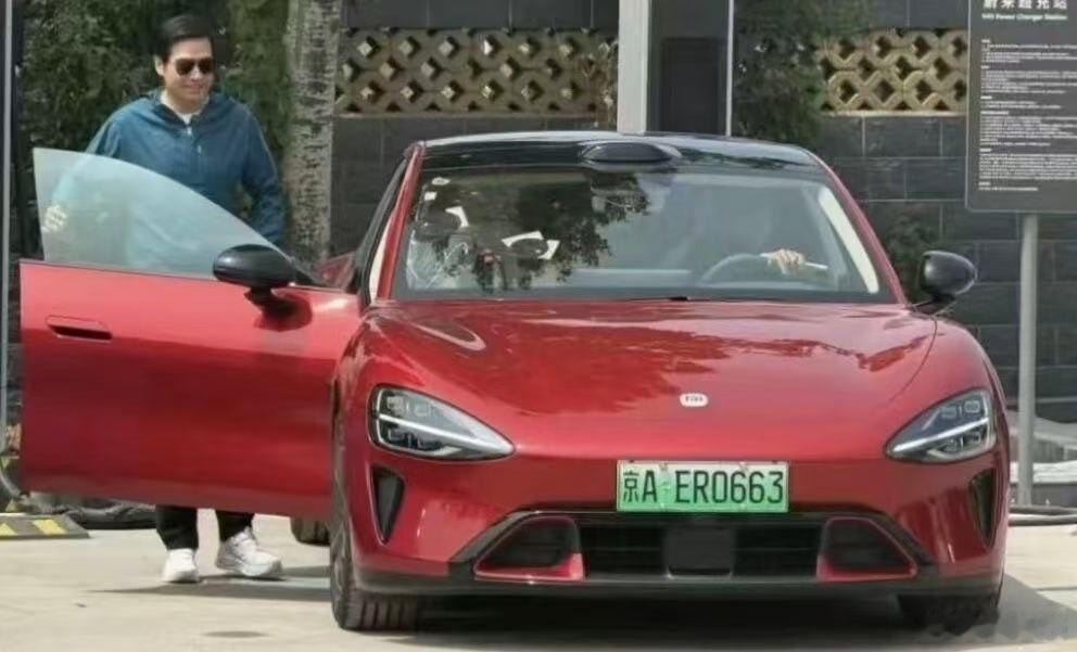 这辆小米汽车新Su7号牌很眼熟啊小米汽车小米su7雷军直播