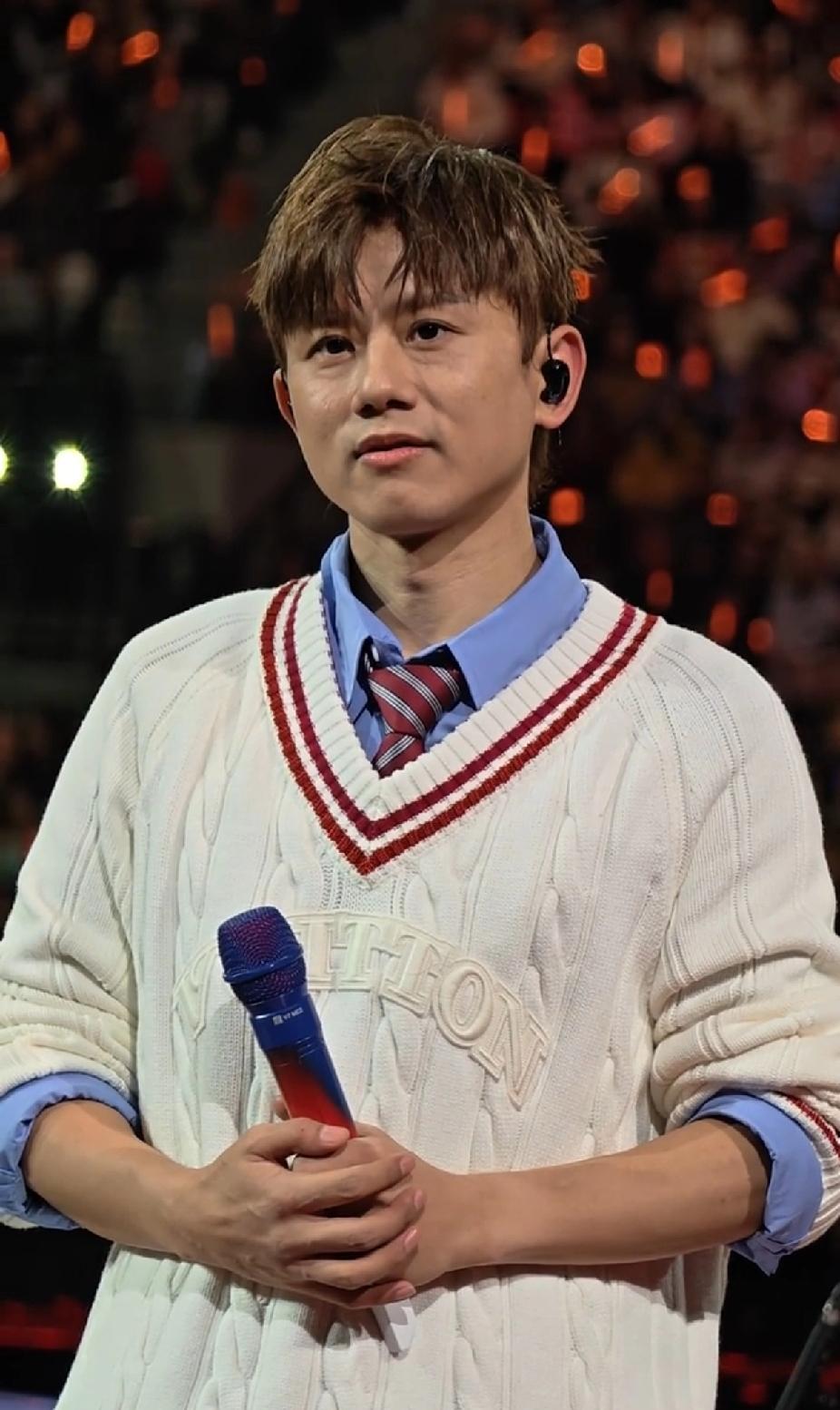 张杰演唱会上肉眼可见的疲惫，怎么感觉他一瞬间就老了，时不待我啊！