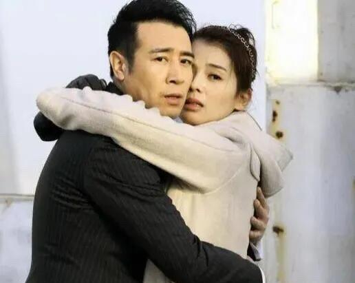 很少看到演员于和伟拍感情戏，他搂着的这一位女演员是谁，侧颜看起来那么熟，好像在电