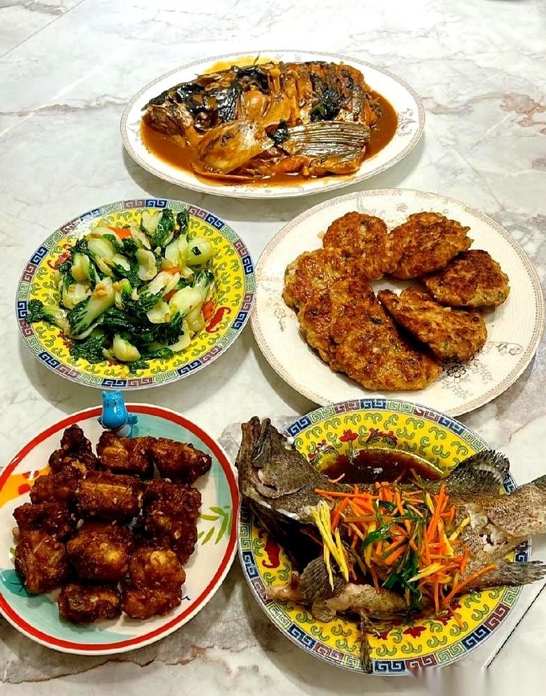 中秋节一家三口加上岳父岳母一共五个人，我只端上桌五个菜。二老前脚刚出门，老婆后