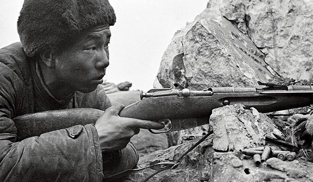 1953年，美国顶尖的狙击手开了一枪，一名志愿军东倒西歪，掉进了壕沟里，二十多分