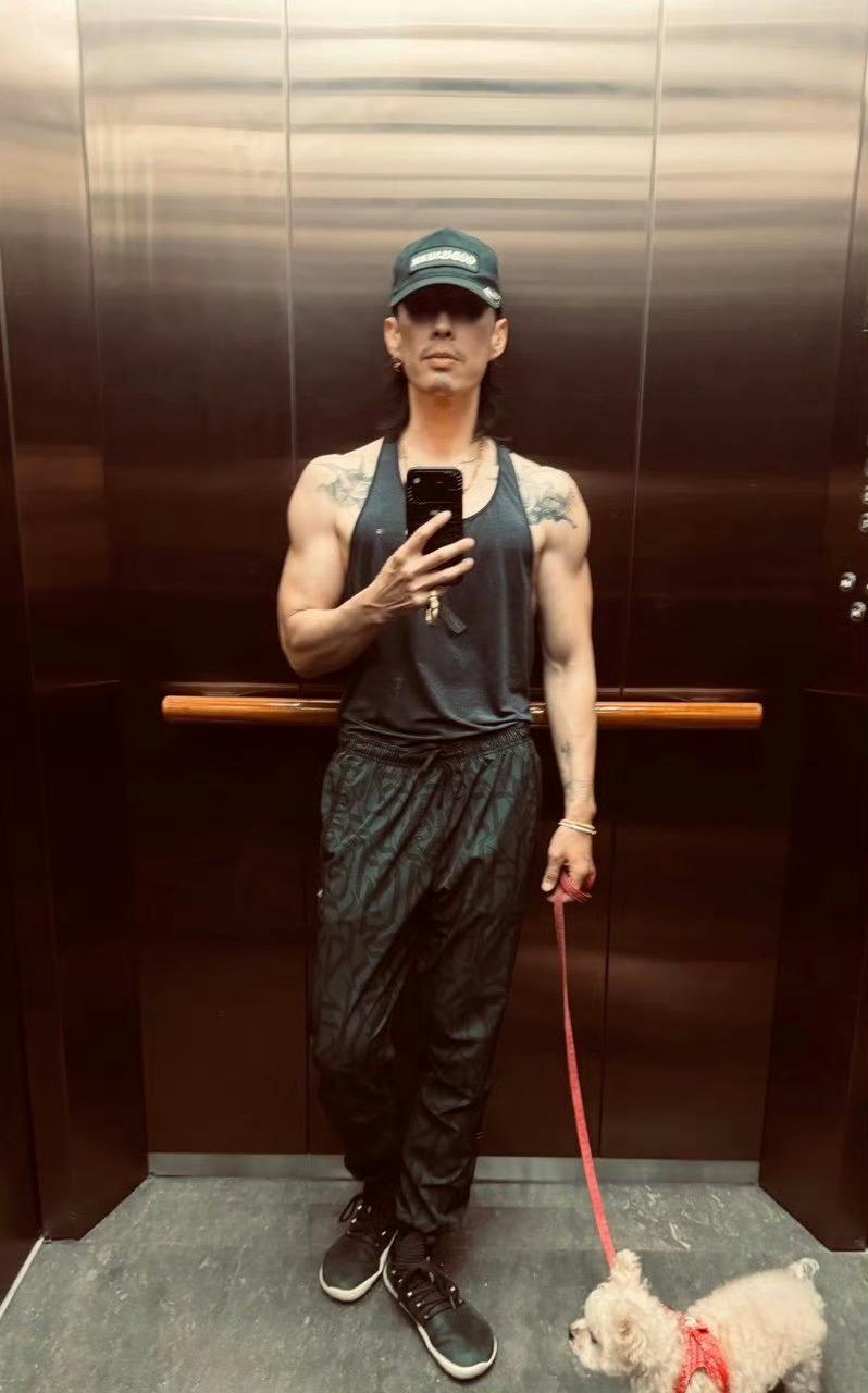 吴建豪回应瘦了40斤哥，这咋这么瘦了，两颊都凹了，不过身材还是蛮顶的