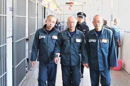 1988年，罪犯王金全趁狱警转身的空隙，一头钻进监区厕所的大便槽。从粪便槽内一寸