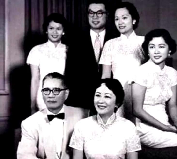 1967年，垂危的孔祥熙躺在病榻上，颤抖着握住宋霭龄的手，老泪纵横：