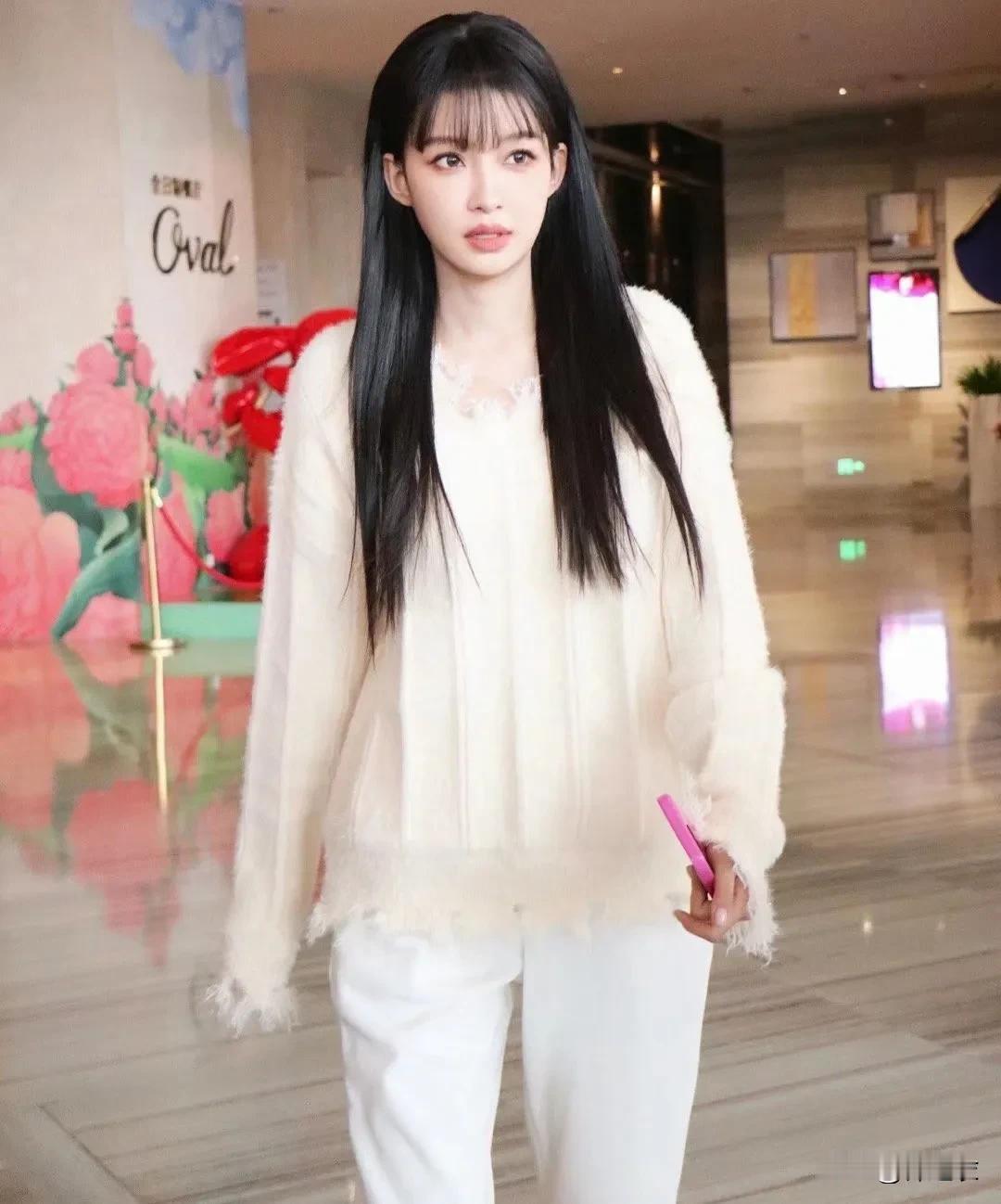孙怡真是太美了，甜妹，身材又好，笑起来真的特别甜，不是说五官像啊，就是笑起来那个