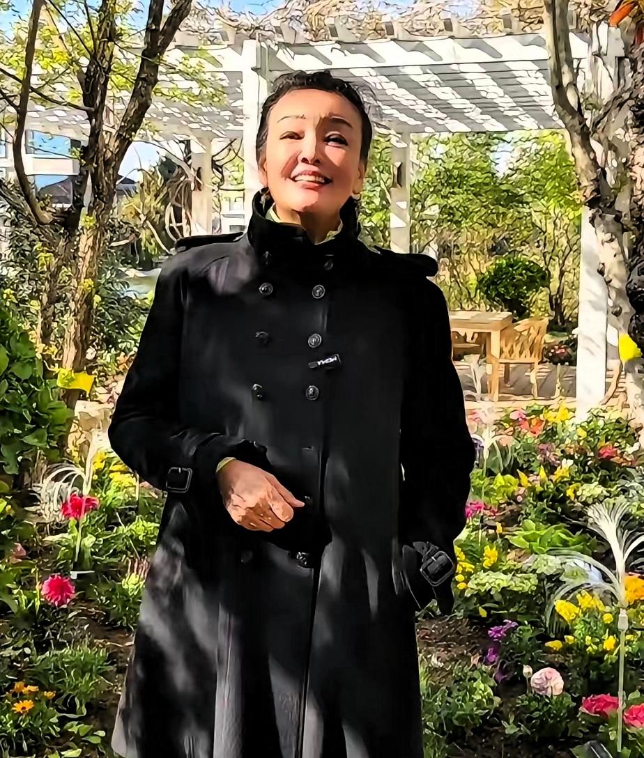 这个家,曾经喧嚣,看客很多,如今安静,都在想,怎么回事.张兰以前,