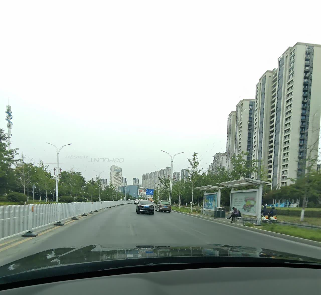 买油车还是电车，需要考虑具体用车需求，如果一年里程比较少，还是选择油车，油车一般