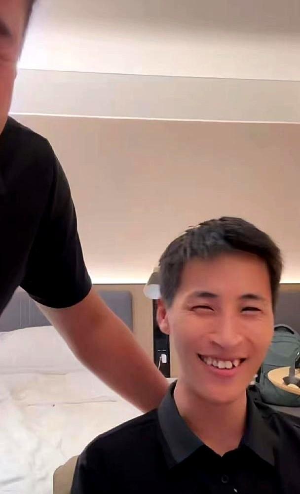 还以为是啥抽脂神术，结果岳云鹏的瘦身秘诀就俩字：坚持。4月26号直播，他亲口