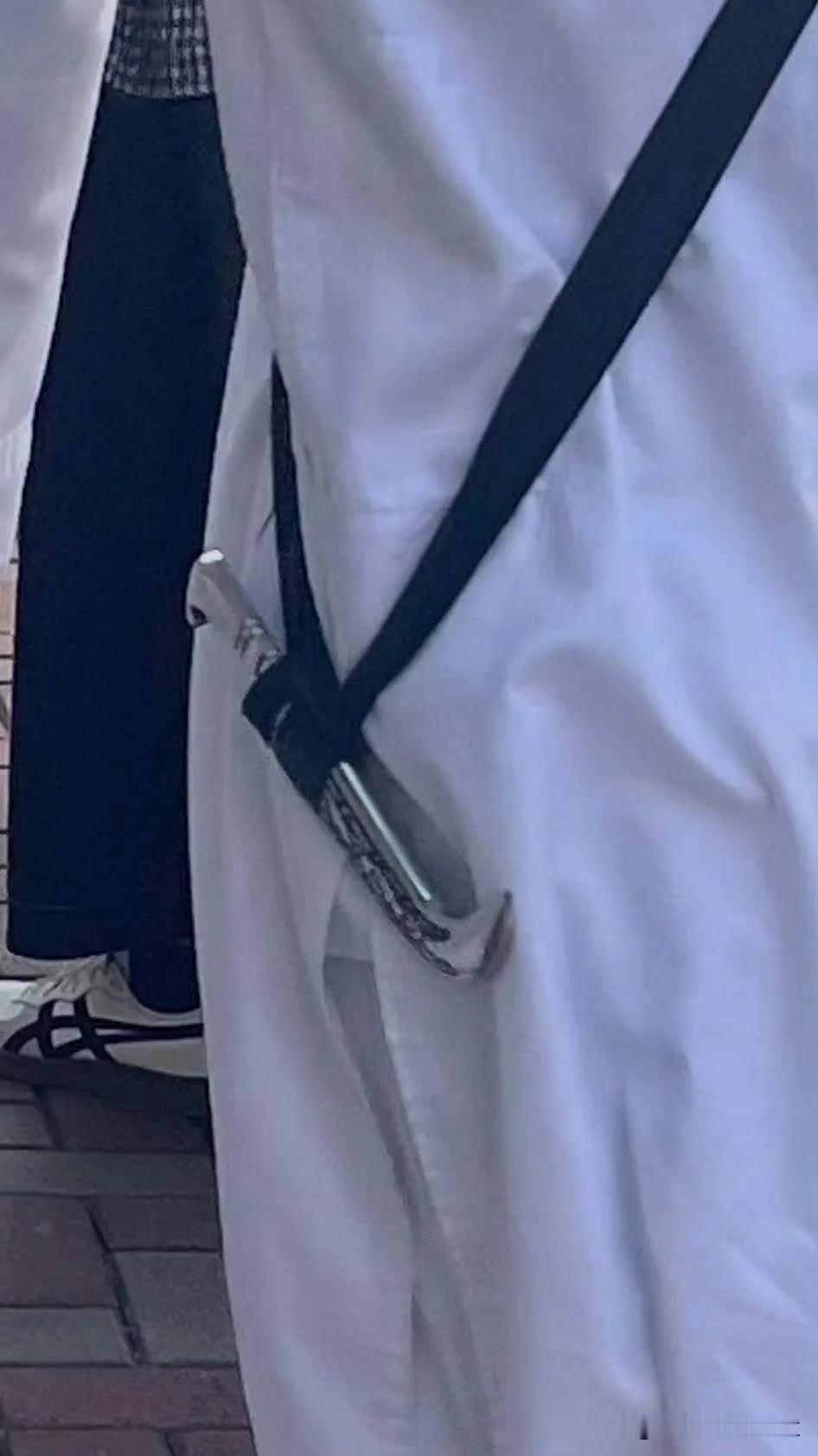 除了云南的少数民族香港街头，这些人也可以出门带刀在身上你知道他们是什么人吗？