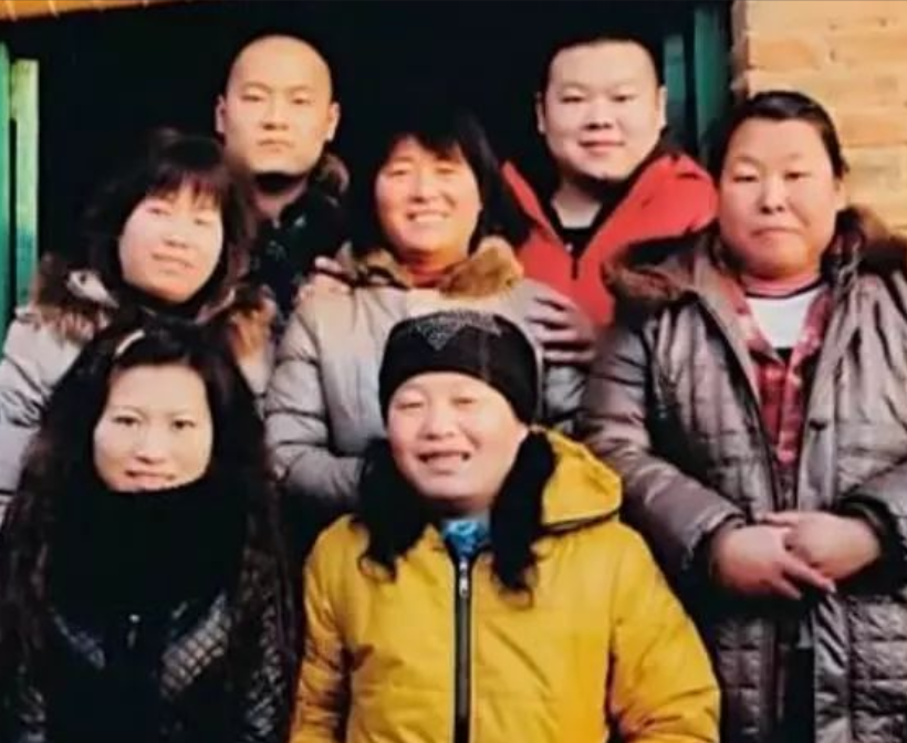 岳云鹏成名后衣锦还乡，他叫来小弟岳雪刚，语重心长地说：“小刚啊，咱爸走得早，现在