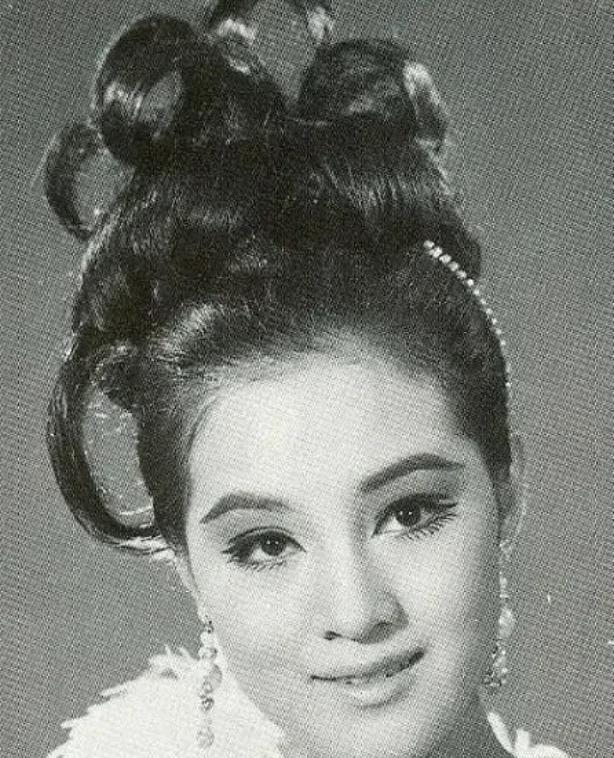 1995年，香港船王赵世光被情妇逼迫离婚，他随手甩给妻子一份协议书：咱们分开吧！