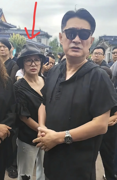 周艳泓现身千百惠葬礼，老到认不出。近日，周艳泓现身千百惠的葬礼，让人不禁感慨